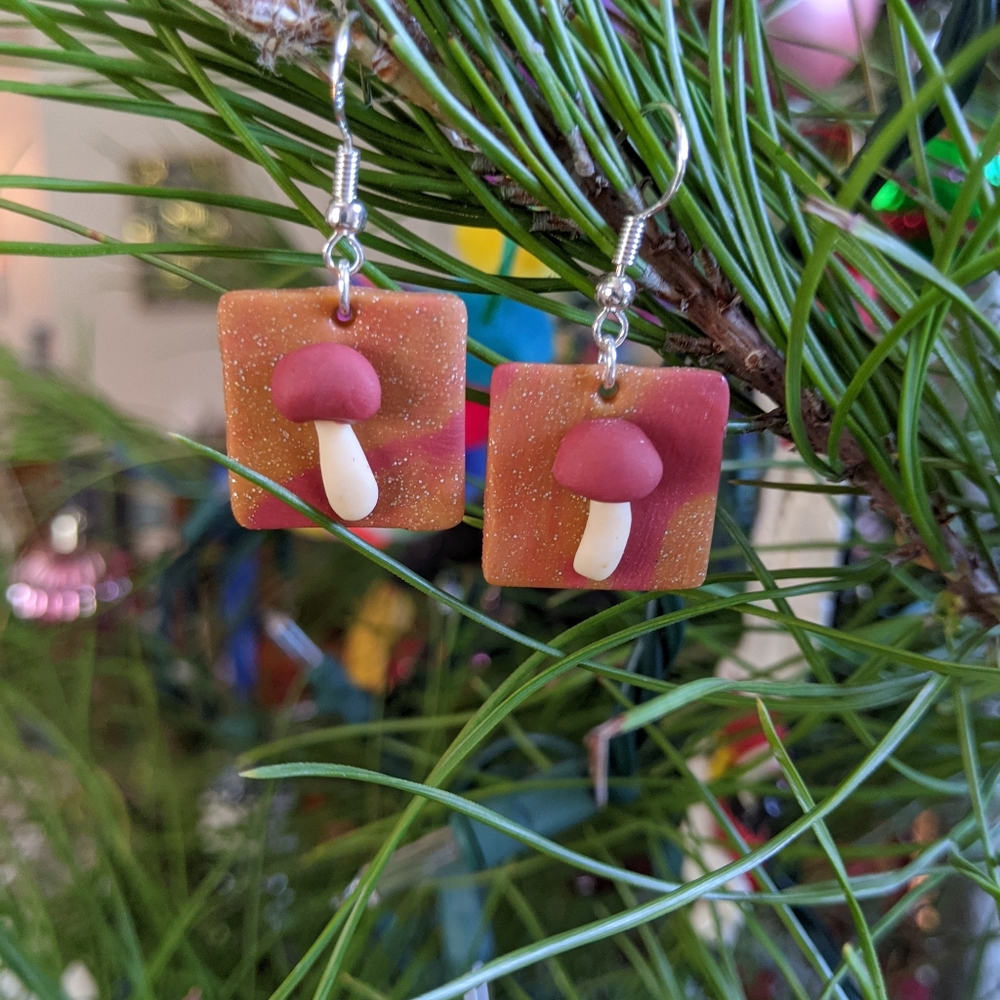 Small groovy mushroom 🍄 earrings